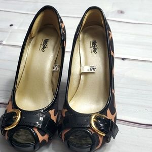 Giraffe print platform open toes pump.